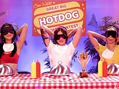 Grote kont, Lesbisch, Likken, Masturbatie, Natuurlijke tieten, Kut duiken, Geschoren, Strippen