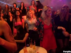 Amateur, Blonde, Homme nu et filles habillées, Habillées, Dansant, Lunettes, Interracial, Echangistes