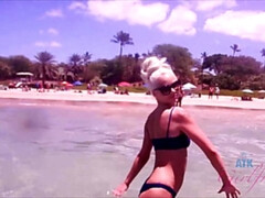 Amateur, Blonde, Sucer une bite, Branlette thaïlandaise, Petite amie, Orgasme, Public, Nénés