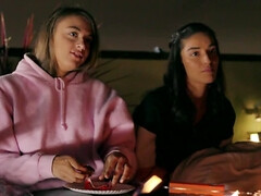 Slaapkamer, Zwart, Spijkerbroeken, Likken, Rok, Sokken, Tiener, Tieten likken