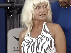 Enthousiasteling, Pijpbeurt, Sperma shot, Sperma in gezicht, Duits, Omie, Rijpe lesbienne, Spier