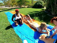 Interracial, Lesbiana, Al aire libre, Adolescente, Trio