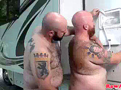 Sucer une bite, Rondelette, Tir de sperme, Homosexuelle, Poilue, Masturbation, Piercing, Public