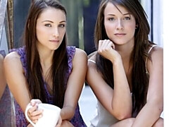 18 jaar, Vingeren, Lesbisch, Masturbatie, Kut duiken, Mager, Tiener, Tieten likken