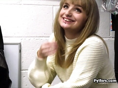 18 ans, Amateur, Gros seins, Sucer une bite, Plantureuse, Hard, Espionne, Adolescente