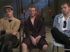 Naakte man aangeklede vrouw, Dominante vrouw, Vingeren, Orgasme, Straf, Kut duiken, Ruw, Slaaf