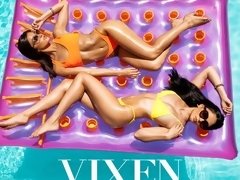 Sucer une bite, Brunette brune, En levrette, Branlette thaïlandaise, Piscine, Adolescente, Plan cul à trois, Voyeur