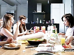 Grosser schwanz, Kehlenfick, Fingern, Natürlichen titten, Im freien, Zierlich, Öffentlich, Muschi