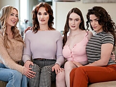 18 jahre, Grosse titten, Küssen, Lesbisch, Lecken, Lingerie, Masturbation, Entkleiden