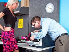 Grosser schwanz, Grosse titten, Blasen, Hundestellung, Lecken, Büro, Muschi, Titten