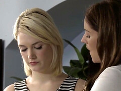 Большие сиськи, Блондинки, Брюнетки, Грудастые, Лесбиянка, Мастурбация, Натуральные сиськи, Страпон