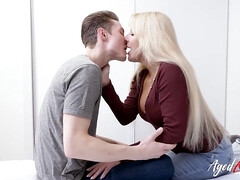 デカパイ, ブロンド, エロ熟女, キス, なめる, 熟年, 乳首, 穴開きパンティ