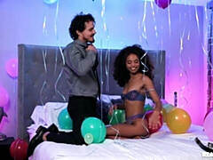 Gros cul, Grosse bite, Sucer une bite, Brunette brune, En levrette, Noir ébène, Interracial, Adolescente