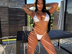 Gros cul, Gros seins, Sucer une bite, Brunette brune, Éjaculation interne, Branlette thaïlandaise, Fille latino, Mère que j'aimerais baiser