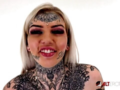 Tattooed Amber Luke rides the tremor for the first time