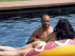 Grote lul, Grote mammen, Bedriegen, Zoenen, Naakt, Biljart, Shemale, Tatoeage