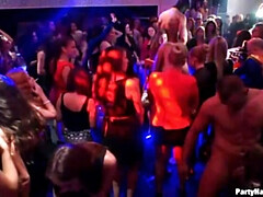 Verga grande, Tetas grandes, Rubia, Grupo, Tacones, Público, Bajo la falda, Voyeur