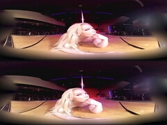 Blonde, Solo, Se déshabiller