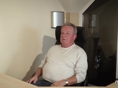 Blasen, Spermaladung, Kehlenfick, Handjob, Küssen, Masturbation, Büro, Dürr