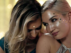 18, デカ尻, デカパイ, 指いじり, レズビアン, オマンコ, タトゥー, ティーン