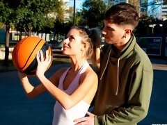 Blonde, Sucer une bite, En levrette, Doigter, Branlette thaïlandaise, Embrassement, Maigrichonne, Adolescente