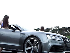 Brunette brune, Voiture, Hd, Lesbienne, De plein air, Plan cul à trois