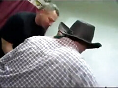 Enthousiasteling, Pijpbeurt, Fetisj, Vuisten, Hakken, Pissen, Geschoren, Oud