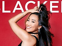 18 ans, Asiatique, Gros cul, Grosse bite, Gros seins, Sucer une bite, En levrette, Maigrichonne