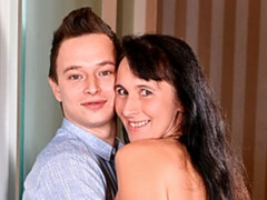 ぽっちゃり, デカ尻, フェラチオ, 茶髪の, 毛深い, なめる, オマンコ, ストリッピング