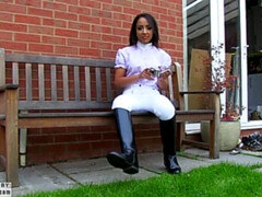 ブーツ, イギリス人, 茶髪の, 異人種間, 自然山雀, 小柄, 喫煙, オッパイの