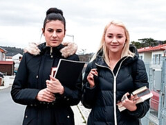 Anaal, Blond, Pijpbeurt, 1 man 2 vrouwen, Handbeurt, Kousen, Tiener, Trio