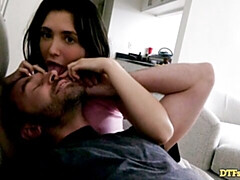 Grosse bite, Sucer une bite, Brunette brune, En levrette, Léchez, Chatte, Maigrichonne, Adolescente