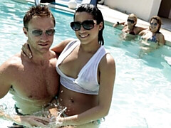 Grosser arsch, Grosser schwanz, Blasen, Braunhaarige, Hundestellung, Milf, Pool, Titten