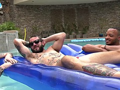 Anal, Sucer une bite, Homosexuelle, Interracial, De plein air, Piscine, Tatouage, Plan cul à trois