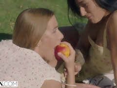 Cunnilingus, Chica, Rubia, Morena, Corridas faciales, Lamidas, Montar, Tetas