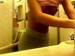 Жопа, Фетиш, Мастурбация, Обнаженные, На природе, На публике, Соло, Туалет