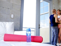 Amateur, Américain, Chambre à dormir, 2 femmes 1 homme, Mère que j'aimerais baiser, Seins naturels, Rasée, Belle mère