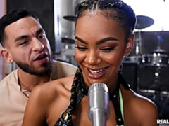 Amateur, Gros cul, Grosse bite, Gros seins, Sucer une bite, En levrette, Interracial, Maigrichonne