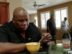 Zwart, Pijpbeurt, Rondborstig, Sperma in gezicht, Interraciaal, Likken, Rijpe lesbienne, Moeder die ik wil neuken