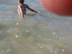 Enthousiasteling, Kont, Strand, Pijpbeurt, Vingeren, Orgasme, Openbaar, Geschoren