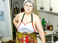 Enthousiasteling, Grote kont, Grote mammen, Vingeren, Masturbatie, Rijpe lesbienne, Kort haar, Alleen