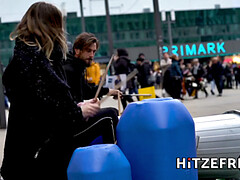 Gode, Insertion, Masturbation, Public, Chatte, Chaussettes, Tatouage, Voyeur