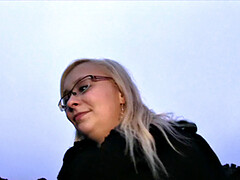 Enthousiasteling, Blond, Pijpbeurt, Lul, Hondjeshouding, Brillen, Buiten, Gezichtspunt