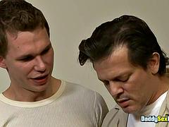 デカチン, ゲイ