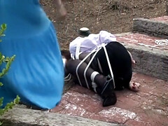 Mooi, Gebondenheid, Dominante vrouw, Hakken, Lesbisch, Buiten, Panty, Kousen