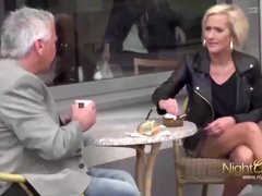 69, デカパイ, ブロンド, フェラチオ, 中出し, お婆さん, 手コキする, 妻