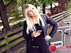 Blond, Bruinharig, Europees, Flashing, Duits, Rijpe lesbienne, Moeder die ik wil neuken, Openbaar