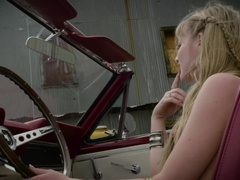 Kont, Blond, Auto, Masturbatie, Natuurlijke tieten, Buiten, Klein, Kut duiken