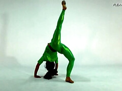 18 ans, Femelle, Fétiche, Gym, Hd, Nue  à poil, Russe, Nénés