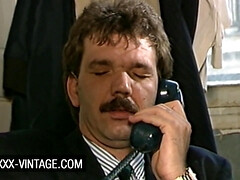 Gros cul, Sucer une bite, Brunette brune, Plantureuse, Gorge profonde, Lingerie, Plan cul à trois, Nénés